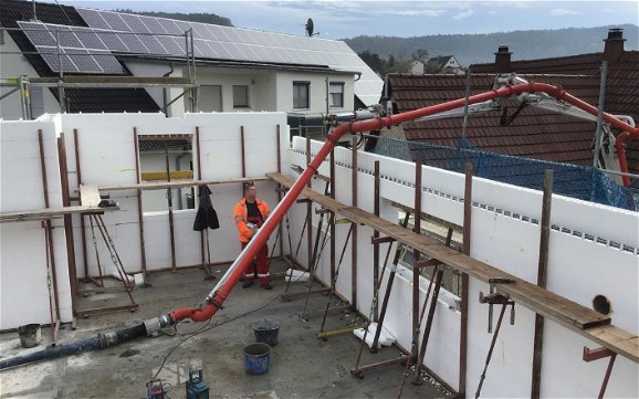 Betonierung der Dachgeschosswände des frei geplanten Familienhauses von Kern-Haus in Korb
