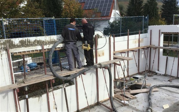 Betonierung der Dachgeschosswände des frei geplanten Familienhauses von Kern-Haus in Korb