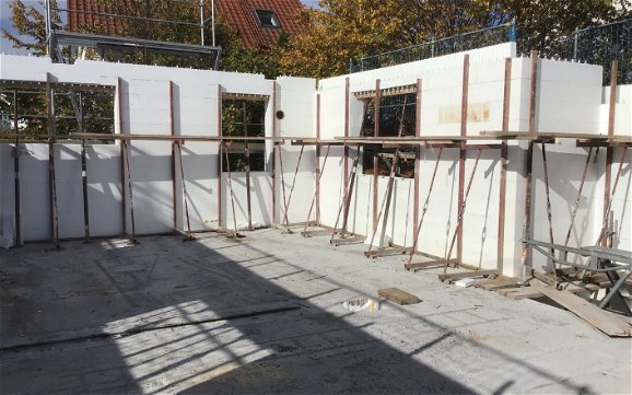 Dachgeschosswände des frei geplanten Familienhauses von Kern-Haus in Korb