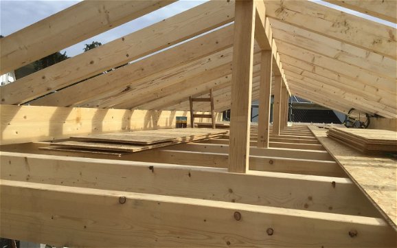 Dachstuhl des frei geplanten Familienhauses von Kern-Haus in Korb