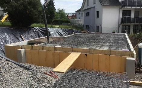 Bau des Kellers des frei geplanten Familienhauses von Kern-Haus in Korb