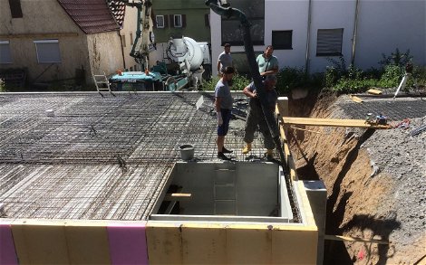 Bau des Kellers des frei geplanten Familienhauses von Kern-Haus in Korb