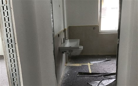 Sanitärendmontage im Badezimmer der individuell geplanten Doppelhaushälfte Twin XXL von Kern-Haus in Korb
