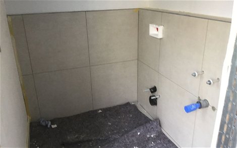 Wandfliesen im Gäste-WC der individuell geplanten Doppelhaushälfte Twin XXL von Kern-Haus in Korb
