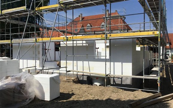 Bau der Erdgeschosswände des individuell geplanten Familienhauses Vero von Kern-Haus in Rastatt-Wintersdorf
