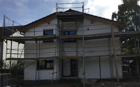Geschlossener Rohbau des individuell geplanten Familienhauses Vero von Kern-Haus in Rastatt-Wintersdorf