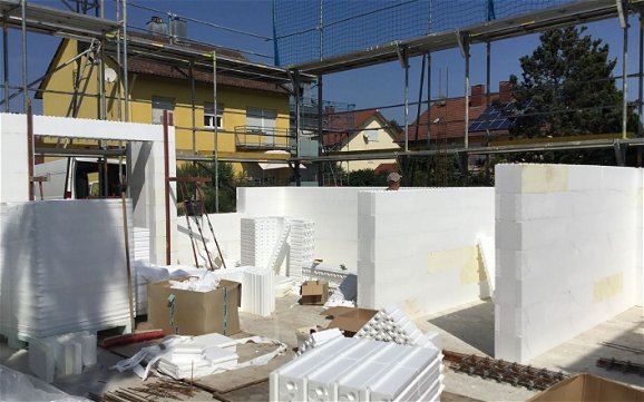 Bau der Erdgeschosswände des individuell geplanten Familienhauses Vero von Kern-Haus in Rastatt-Wintersdorf