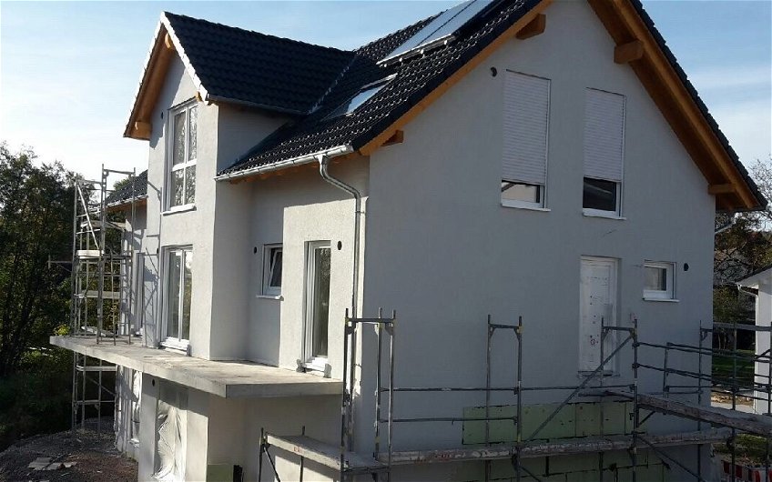Außenputz am individuell geplanten Familienhaus Aura mit Einliegerwohnung von Kern-Haus in Ühlingen-Birkendorf