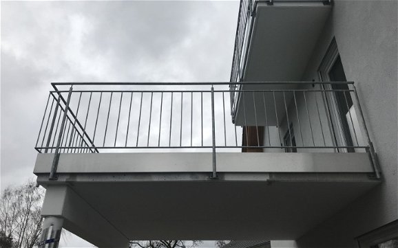 Balkongeländer am individuell geplanten Familienhaus Aura mit Einliegerwohnung von Kern-Haus in Ühlingen-Birkendorf