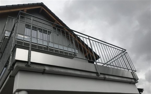 Balkongeländer am individuell geplanten Familienhaus Aura mit Einliegerwohnung von Kern-Haus in Ühlingen-Birkendorf