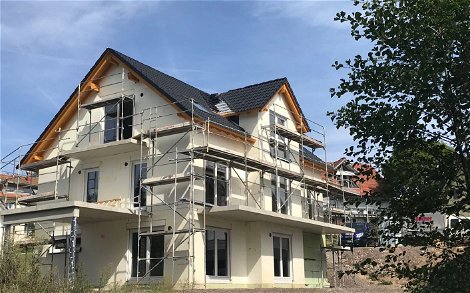 Rohbau des individuell geplanten Familienhauses Aura mit Einliegerwohnung von Kern-Haus in Ühlingen-Birkendorf