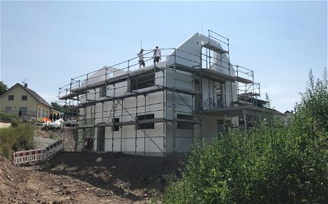 Rohbau des individuell geplanten Familienhauses Aura mit Einliegerwohnung von Kern-Haus in Ühlingen-Birkendorf