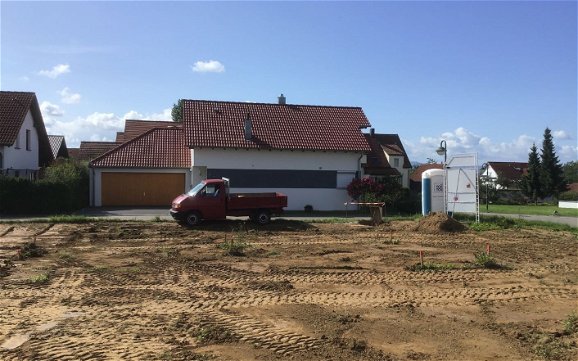 Baustellenvorbereitung auf dem Grundstück für das frei geplante Familienhaus von Kern-Haus in Pliezhausen