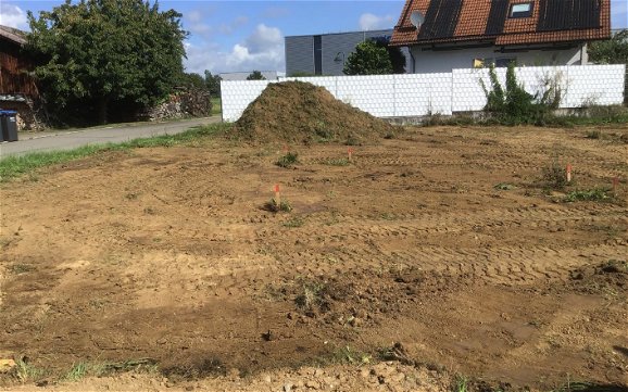 Baustellenvorbereitung auf dem Grundstück für das frei geplante Familienhaus von Kern-Haus in Pliezhausen