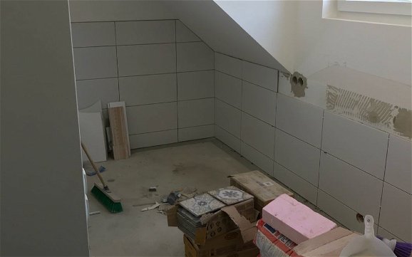 Fliesenarbeiten in der frei geplanten Doppelhaushälfte von Kern-Haus in Pliezhausen