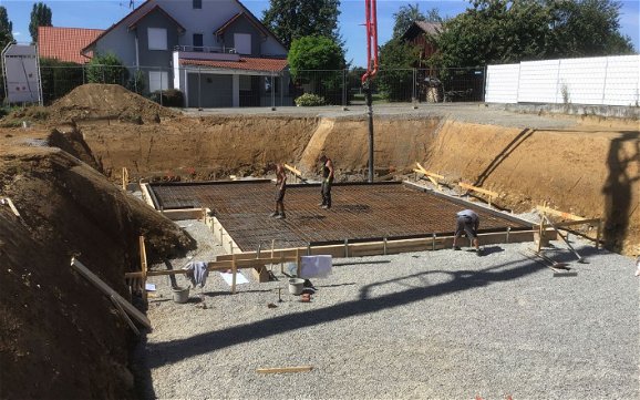 Vorbereitung der Kellerbodenplatte für das frei geplante Familienhaus von Kern-Haus in Pliezhausen