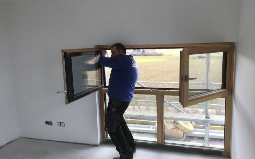 Fenster- und Rollladenendmontage im individuell geplanten Familienhaus Luce von Kern-Haus in Sindelfingen-Darmsheim