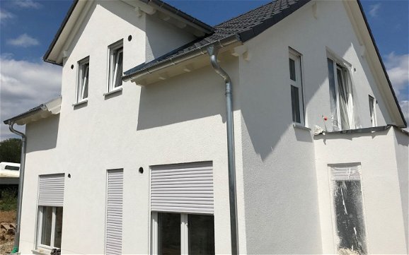 Gartenseite des individuell geplanten Familienhauses Komfort Trendline von Kern-Haus in Lottstetten