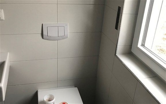 Sanitärendmontage im Badezimmer des individuell geplanten Familienhauses Komfort Trendline von Kern-Haus in Lottstetten