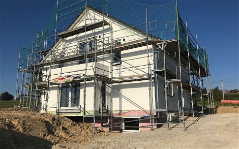 Geschlossener Rohbau des individuell geplanten Architektenhauses Komfort Trendline von Kern-Haus in Lottstetten