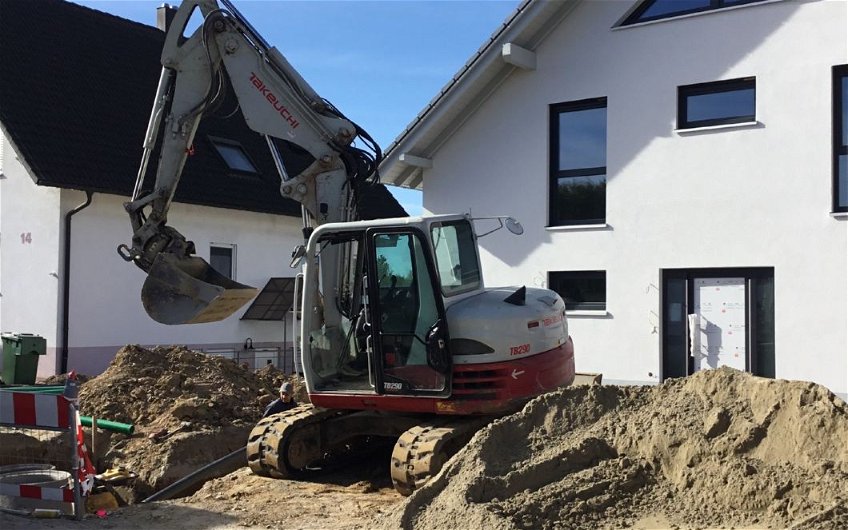 Außenanlage des frei geplanten Familienhauses von Kern-Haus in Achern-Önsbach