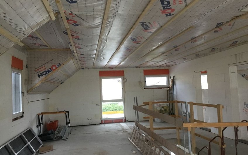 Dachdämmung und Dampfsperre im frei geplanten Familienhaus von Kern-Haus in Achern-Önsbach