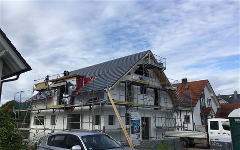 Dacheindeckung des frei geplanten Familienhauses von Kern-Haus in Achern-Önsbach