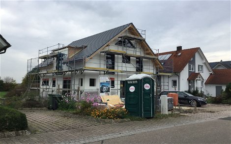 Einbau der Fenster des frei geplanten Familienhauses von Kern-Haus in Achern-Önsbach