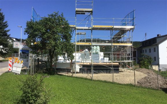 Aufbau des Gerüsts für das individuell geplante Familienhaus Vero von Kern-Haus in Herrenberg