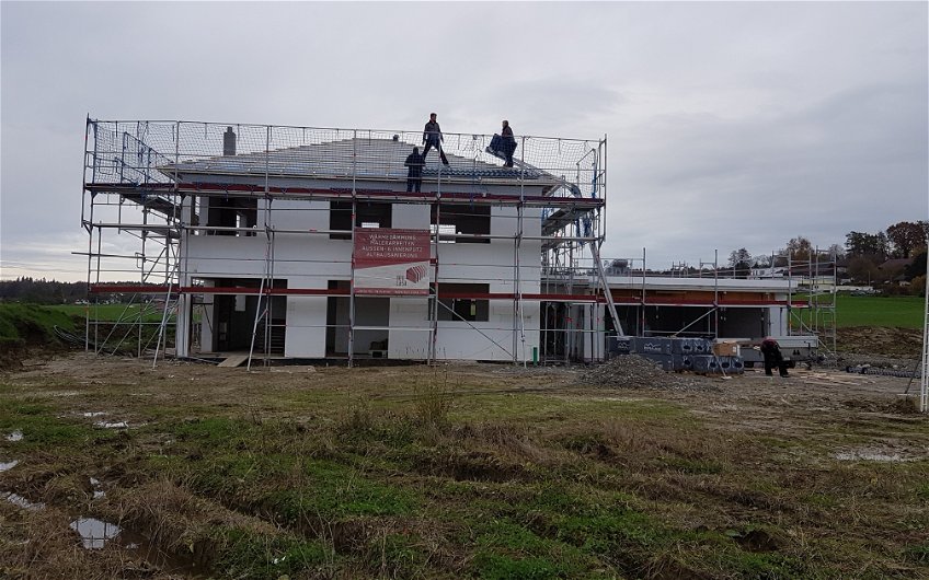 Dacheindeckung des frei geplanten Familienhauses von Kern-Haus in Baindt