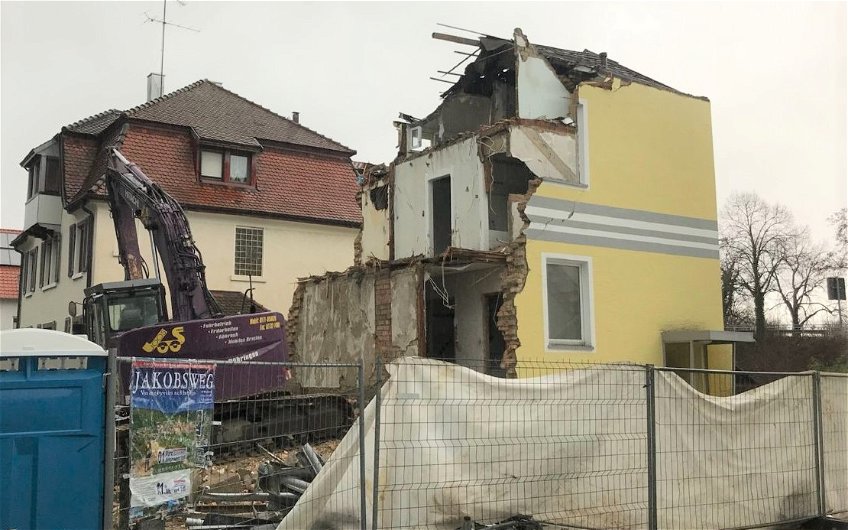 Abriss der Bestandsimmobilie auf dem Grundstück für das frei geplante Familienhaus von Kern-Haus in Radolfzell