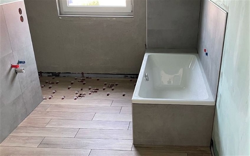 Badezimmer im frei geplanten Familienhaus von Kern-Haus in Bad Wurzach