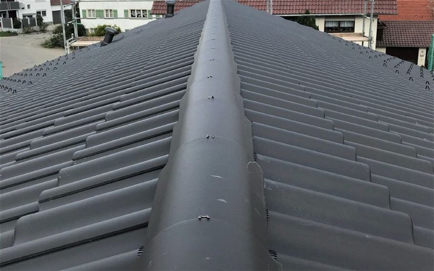 Dacheindeckung des frei geplanten Familienhauses von Kern-Haus in Bad Wurzach
