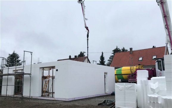 Erdgeschosswände des frei geplanten Familienhauses von Kern-Haus in Bad Wurzach