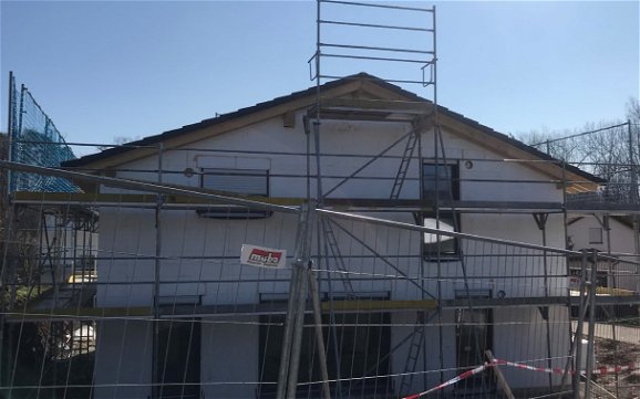 Geschlossener Rohbau des frei geplanten Familienhauses von Kern-Haus in Maulbronn-Zaisersweiher