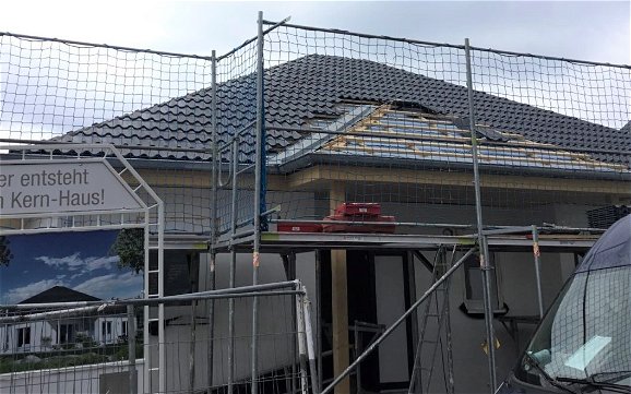 Dacheindeckung des frei geplanten Bungalows von Kern-Haus in Güglingen