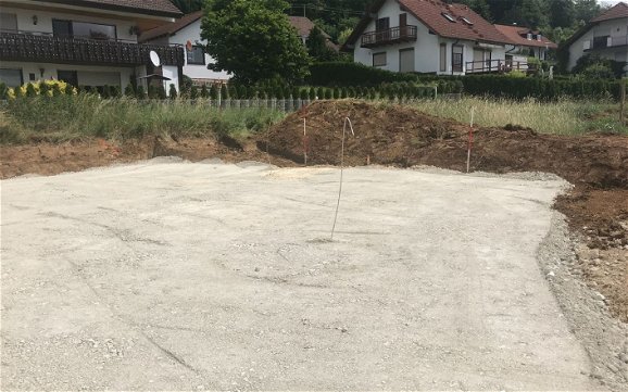 Baustellenvorbereitung auf dem Grundstück für das frei geplante Familienhaus von Kern-Haus in Bopfingen