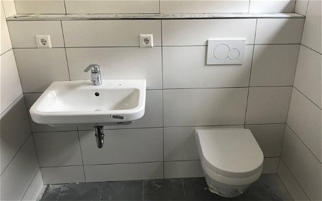 Sanitärendmontage im frei geplanten Familienhaus von Kern-Haus in Bopfingen