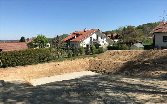 Tiefbauarbeiten auf dem Grundstück für das frei geplante Familienhaus von Kern-Haus in Wolfegg-Alttann