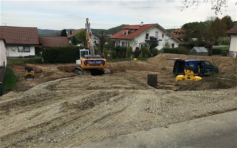 Tiefbauarbeiten auf dem Grundstück für das frei geplante Familienhaus von Kern-Haus in Wolfegg-Alttann