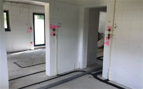 Elektrorohinstallation im frei geplanten Familienhaus von Kern-Haus in Wolfegg-Alttann