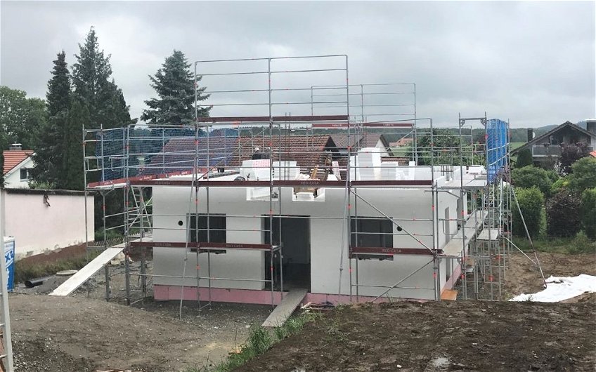 DuoTherm-Mauerwerk des frei geplanten Familienhauses von Kern-Haus in Wolfegg-Alttann