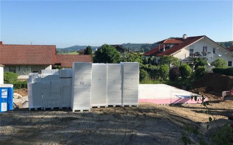 Anlieferung des DuoTherm-Materials für das frei geplante Familienhaus von Kern-Haus in Wolfegg-Alttann