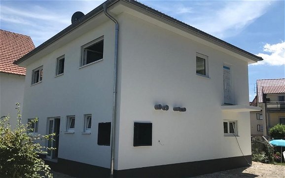 Fassade des individuell geplanten Zweifamilienhauses Signus P von Kern-Haus in Radolfzell