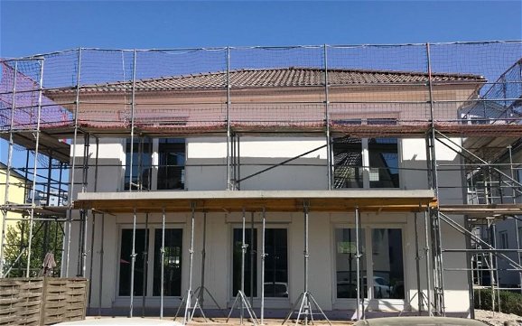 Geschlossener Rohbau des individuell geplanten Zweifamilienhauses Signus P von Kern-Haus in Radolfzell