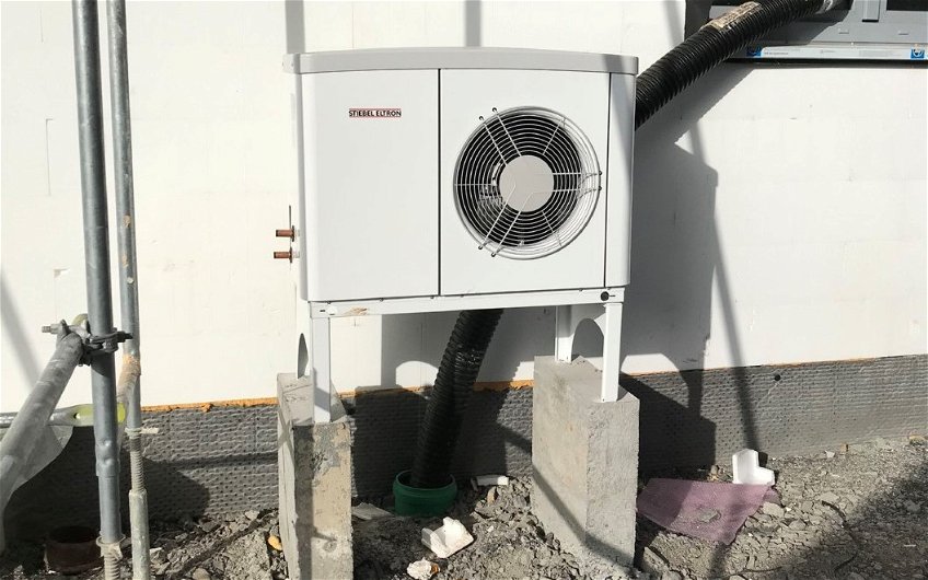 Luft-Wasser-Wärmepumpe im frei geplanten Familienhaus von Kern-Haus in Vaihingen an der Enz