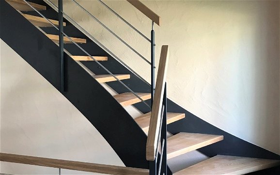 Treppe im frei geplanten Familienhaus von Kern-Haus in Vaihingen an der Enz