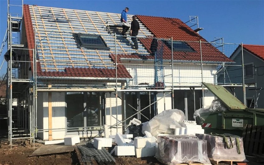 Dacheindeckung des frei geplanten Familienhauses von Kern-Haus in Vaihingen an der Enz