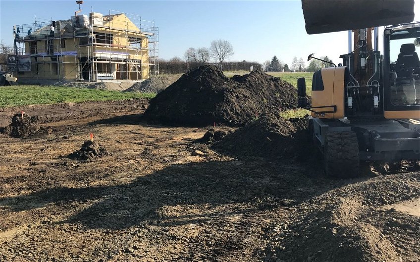 Baustellenvorbereitung auf dem Grundstück für die individuell geplante Kern-Haus-Stadtvilla Centro W in Bad Schussenried