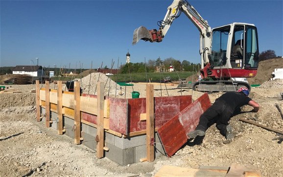 Vorbereitung der Bodenplatte des frei geplanten Bungalows von Kern-Haus in Bad Schussenried